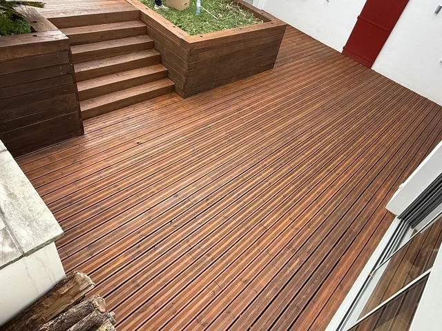 Accès de terrasse sur deux niveaux, exposition nord